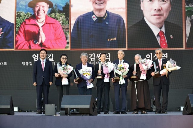자랑스러운+경남인상+수상자(기념사진).jpg