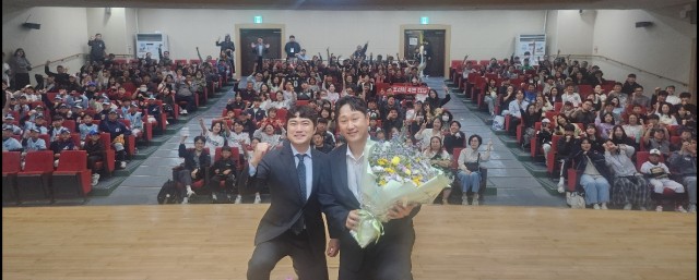 관련사진(거제시, 2026년 거제시민자치대학 이대호 초청 강연 성료2).jpg