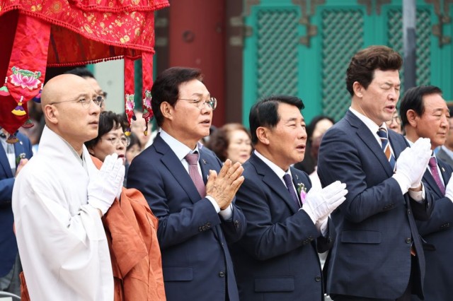 (왼쪽부터)+현덕+통도사+주지_+박완수+경남지사_+나동연+양산시장_+윤영석+국회의원_+박일배+양산시+의장.jpg